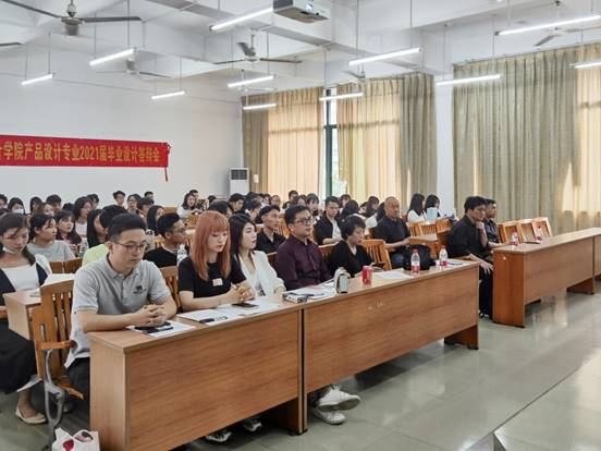 说明:图为:产品设计系答辩预备会议