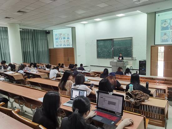 说明:图为:视觉传达系答辩现场