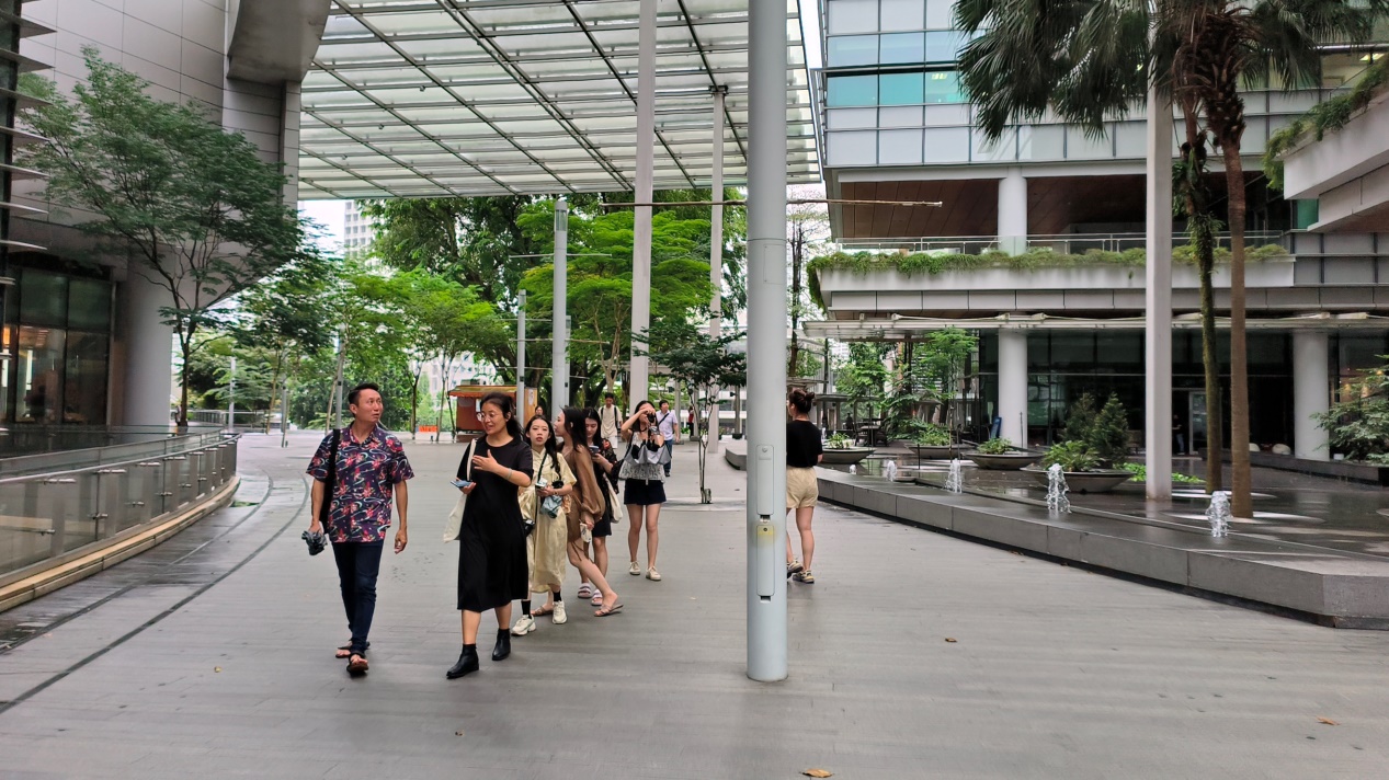 说明: 合照（已命名）/EIS冯老师带领访学团参观国立大学的副本.jpg